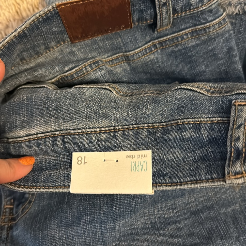 Mid rise capris - Picture 3 of 3